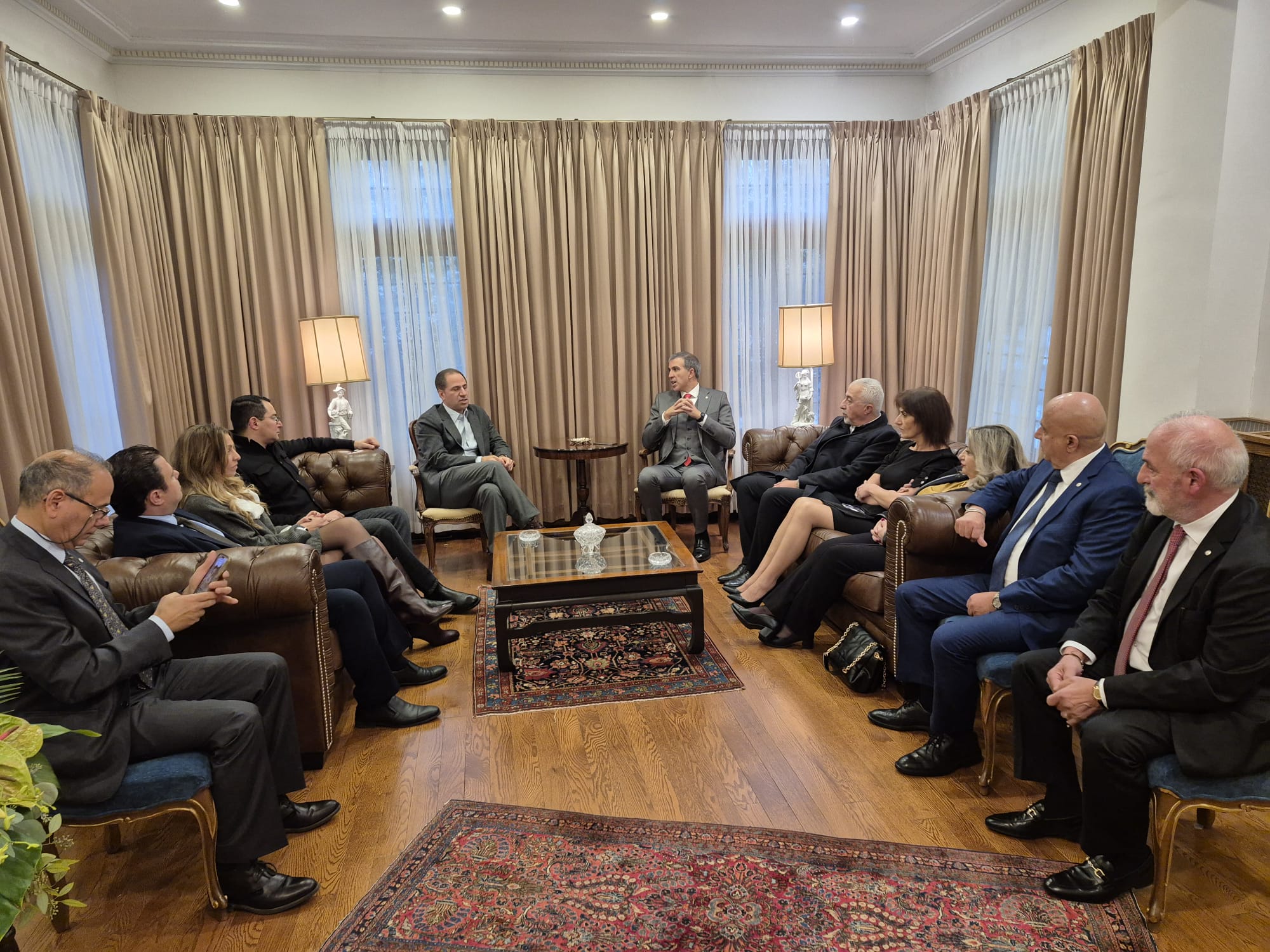 رئيس الكتائب يواصل زيارته الى كندا: لقاء في السفارة اللبنانية في أوتاوا وتشديد على أهمية التسجيل الكثيف للمشاركة في الانتخابات